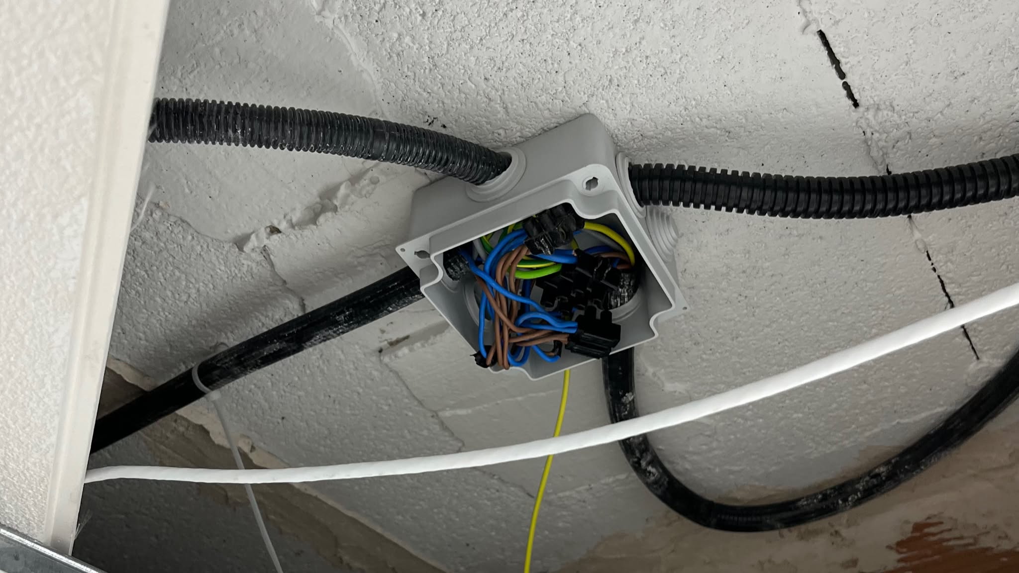 Cableado ordenado y profesional tras la intervención del electricista autorizado
